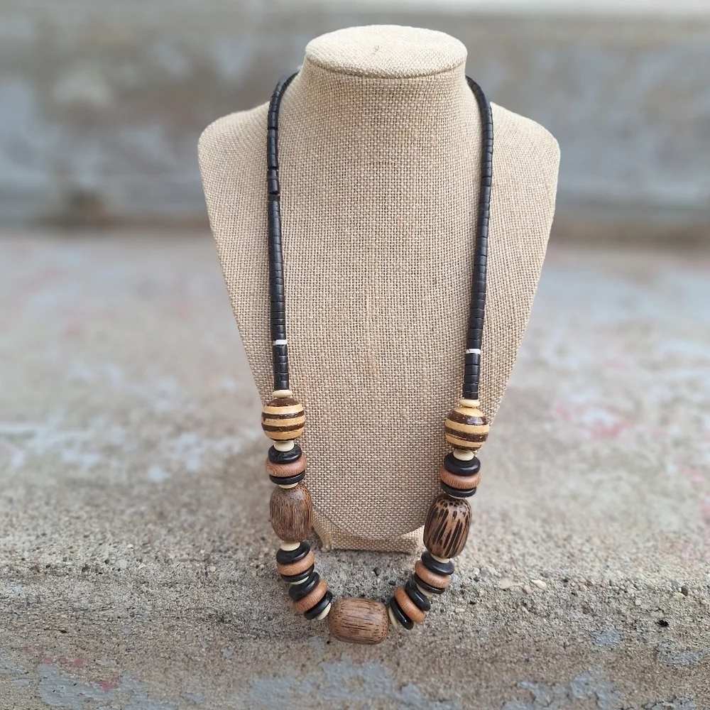 🌟 Elegant Wooden Bead Necklace